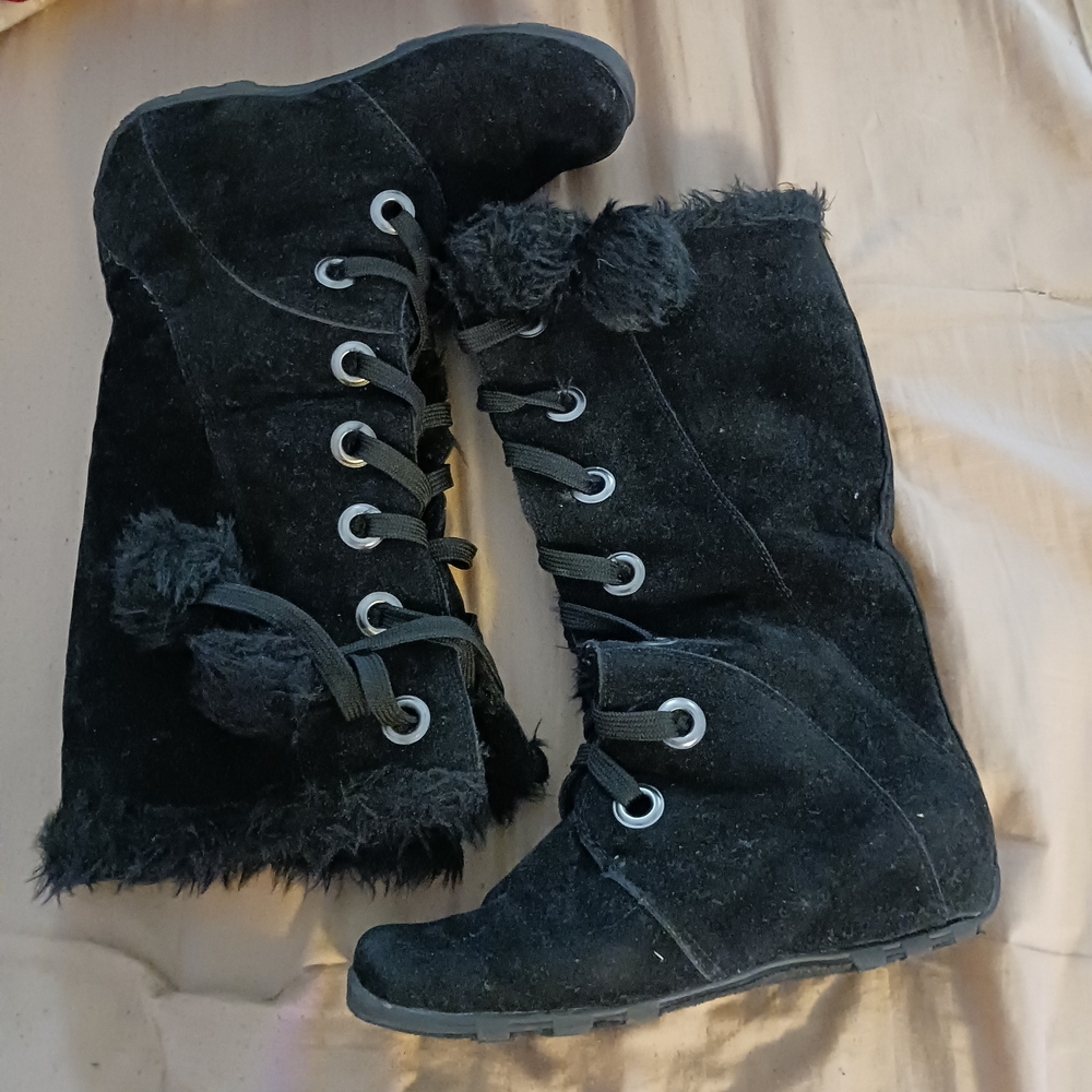 Bumper Black Winter Boots with Pom Poms